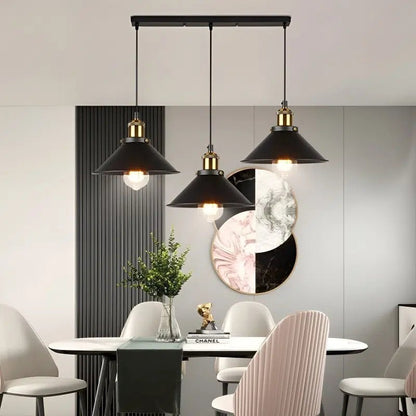 Moderne schwarze Pendelleuchten mit goldenen Akzenten von Luxus Pendel über einem eleganten Esstisch, industrielles Design für zeitgenössisches Wohnen